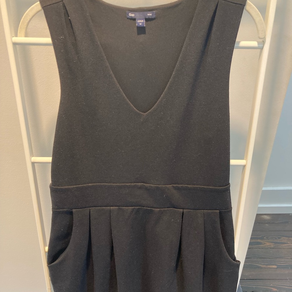 Gap. Size M. Reliable, flattering work dress w. Pockets
